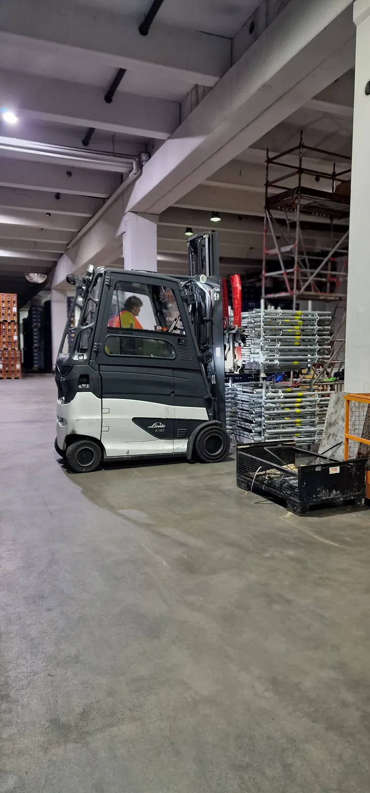 Zuarbeit mit Gabelstapler – Traggerüstbau